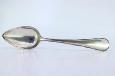 Colher de arroz e de servir em prata com frisos perlados ao longo do cabo.