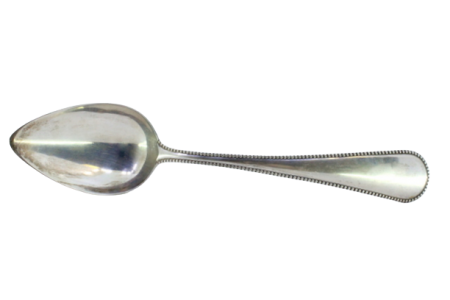 Colher de arroz e de servir em prata com frisos perlados ao longo do cabo.