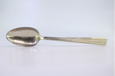 Colher de arroz e servir em prata com frisos ao longo do cabo.