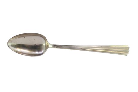 Colher de arroz e servir em prata com frisos ao longo do cabo.