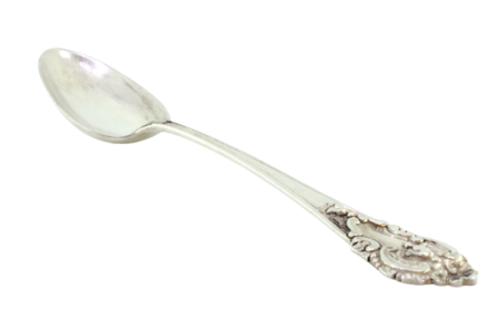 Colher de arroz e de servir em prata com frisos concheados e relevos no cabo.