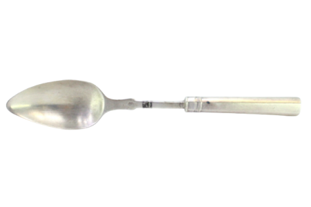 Colher de arroz e de servir em prata lisa com relevos no cabo.