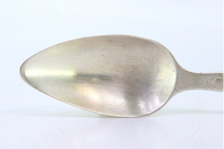 Colher de arroz e de servir em prata lisa com relevos no cabo.