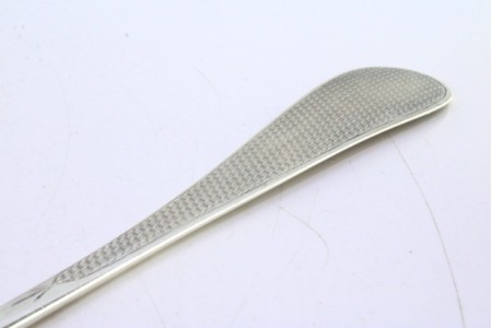  Colher de arroz e de servir em prata guilhochada envolvendo cartela para monograma no cabo.