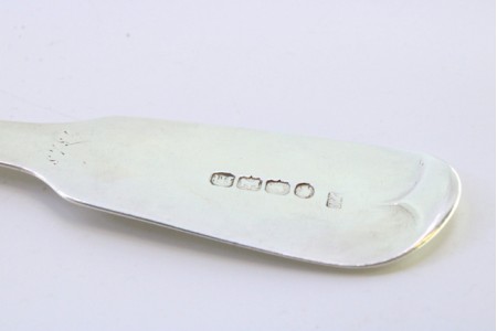  Colher de arroz e de servir em prata com motivos florais revelados na concha e flores gravadas no cabo.