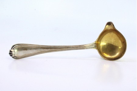 Colher para molhos em prata de forma destra com a concha dourada e frisos ao longo do cabo envolvendo cartela para monograma.