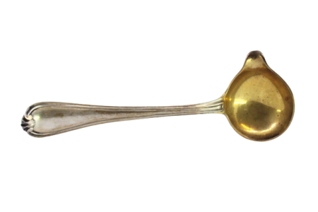 Colher para molhos em prata de forma destra com a concha dourada e frisos ao longo do cabo envolvendo cartela para monograma.