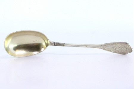 Colher de servir em prata com frisos letras e relevos no cabo com concha dourada