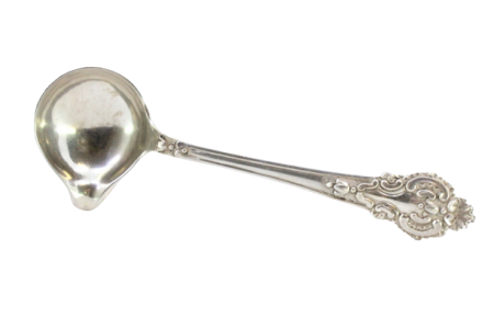 Colher para molhos em prata para destros com relevos e frisos ao longo do cabo.