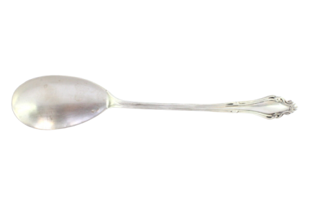 Colher de arroz e de servir em prata com frisos e relevos no cabo envolvendo cartela para monograma.