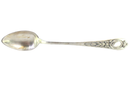 Colher de arroz e de servir em prata com relevos florais no cabo envolvendo cartela para monograma.
