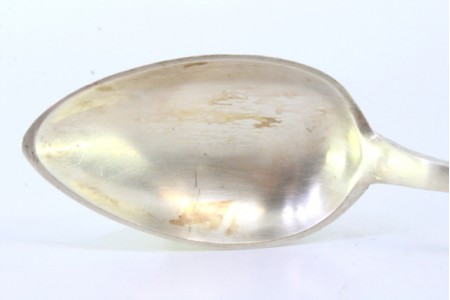 Colher de arroz e de servir em prata com relevos florais no cabo envolvendo cartela para monograma.