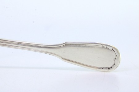 Colher de molhos em prata  lisa com friso ao longo do cabo. 