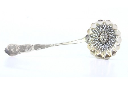 Colher de prata para polvilhar com cabo relevado e concha com recortes.