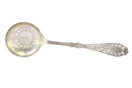 Colher de prata para polvilhar com relevos e recortes no cabo e na concha.
