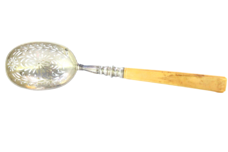  Colher de prata para polvilhar recortada com cabo em matéria córnea.