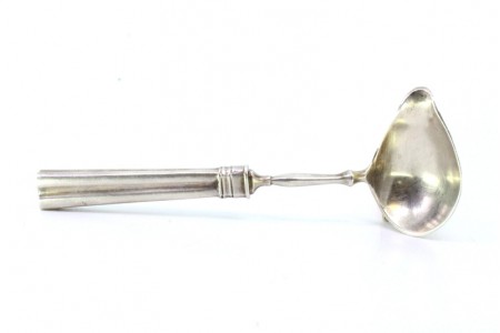 Colher de molhos em prata para destros com friso ao longo do cabo.