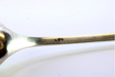 Colher de arroz e servir em prata com relevos e aplicações no cabo.