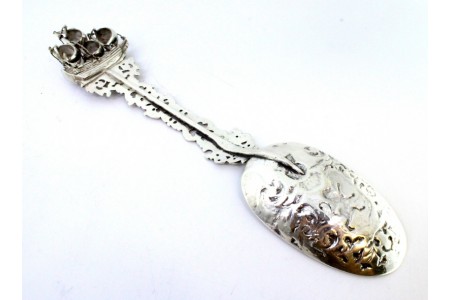 Colher de recordação em prata com frisos e recortes, caravela com velas 