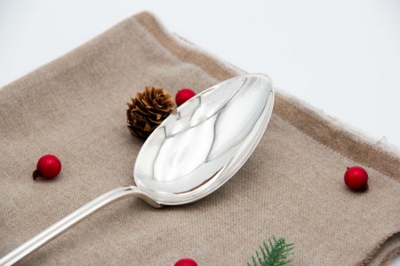 Colher de arroz e servir em prata com relevos no cabo envolvendo cartela para monograma.