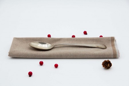 Colher de arroz e servir em prata com frisos de continhas ao longo do cabo.