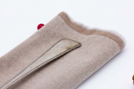 Colher de arroz e servir em prata com frisos de continhas ao longo do cabo.