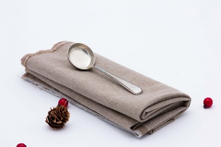 Colher para molhos em prata com frisos de continhas ao longo do cabo.