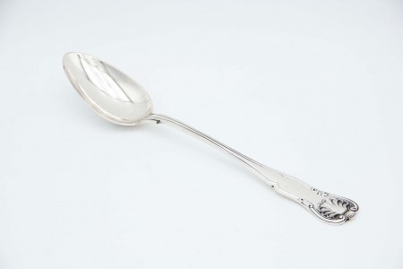 Colher de arroz e servir em prata lisa com gravados e relevos no cabo.