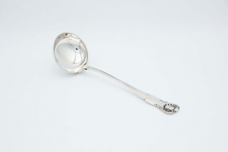 Colher de servir sopa em prata lisa com relevos no cabo