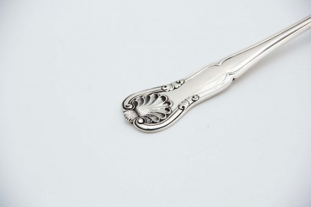Colher de servir sopa em prata lisa com relevos no cabo