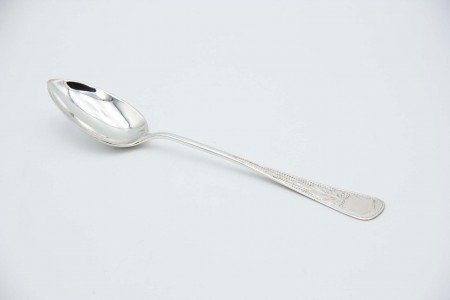  Colher de arroz e servir em prata relevada no cabo e cartela para monograma.