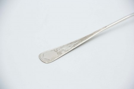  Colher de arroz e servir em prata relevada no cabo e cartela para monograma.