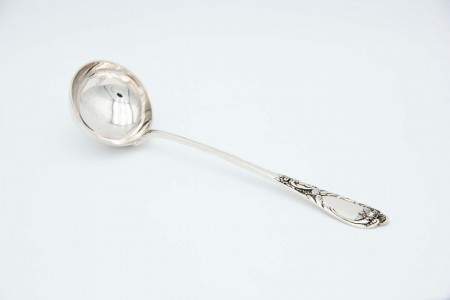 Concha de sopa em prata relevada no cabo