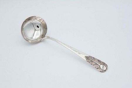 Concha de sopa em prata com relevos de folhas de acanto