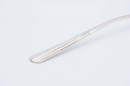 Concha de sopa em prata lisa com relevos ao longo do cabo.