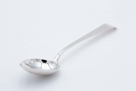 Colher de arroz em prata lisa com gravados no cabo
