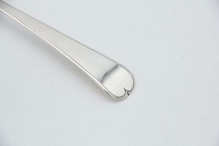 Colher de arroz em prata lisa com frisos no cabo