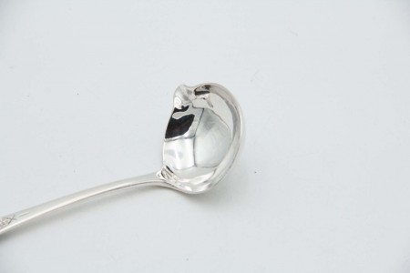 Colher de molhos em prata lisa para destros