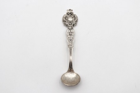 Colher de açúcar em prata em alto relevo com inscrição e moeda de 500 reis
