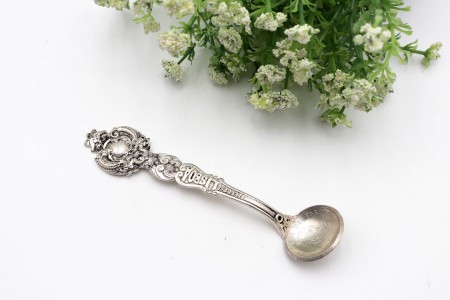 Colher de açúcar em prata em alto relevo com inscrição e moeda de 500 reis