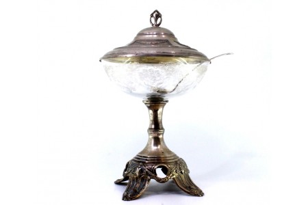 Compoteira em prata com alma em vidro lapidado, pomo na tampa e relevos na base 