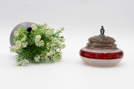 Compoteira com alma em vidro fosco pintado à mão e tampa em prata relevada com pomo recortado .