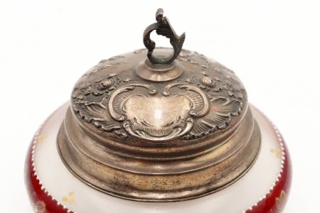 Compoteira com alma em vidro fosco pintado à mão e tampa em prata relevada com pomo recortado .