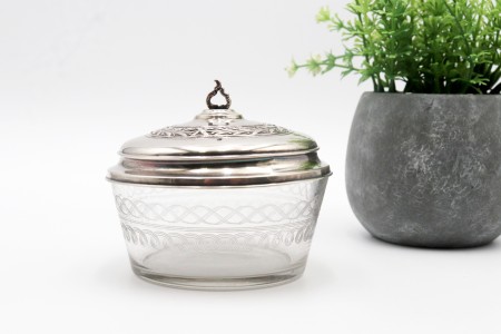 Compoteira com alma de vidro gravado a ácido na envolvência e tampa de prata com pomo recortado em alto relevo.
