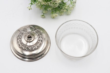 Compoteira com alma de vidro gravado a ácido na envolvência e tampa de prata com pomo recortado em alto relevo.