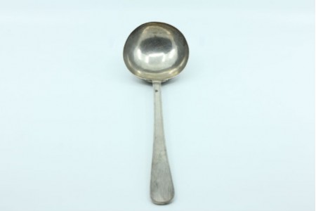 Concha de sopa em prata em forma de concha com frisos ao longo do cabo relevado