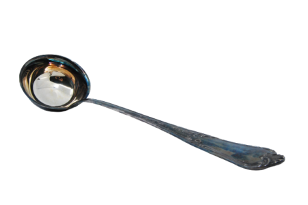 Concha de sopa em prata com frisos ao longo do cabo.