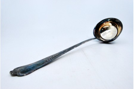 Concha de sopa em prata com frisos ao longo do cabo.