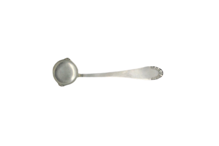 Colher para molhos em prata para ambidestros com o cabo relevado.