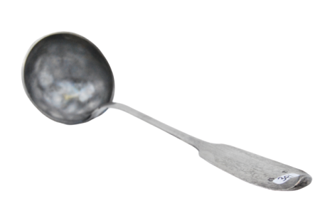  Concha de sopa em prata lisa com cabo recortado.